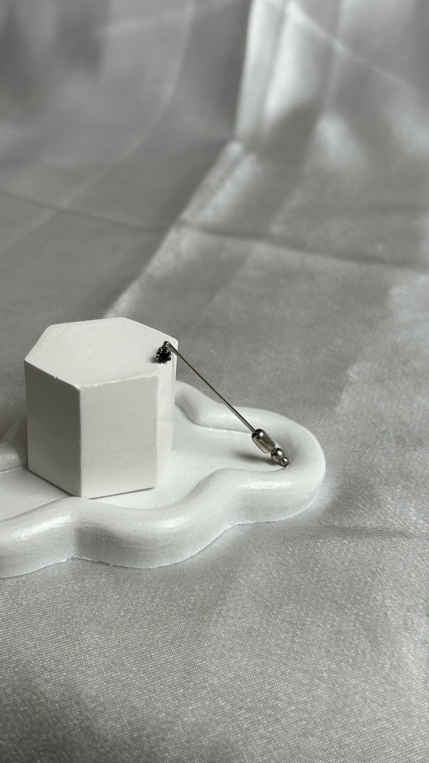 Broche vintage argenté refermable et pierre