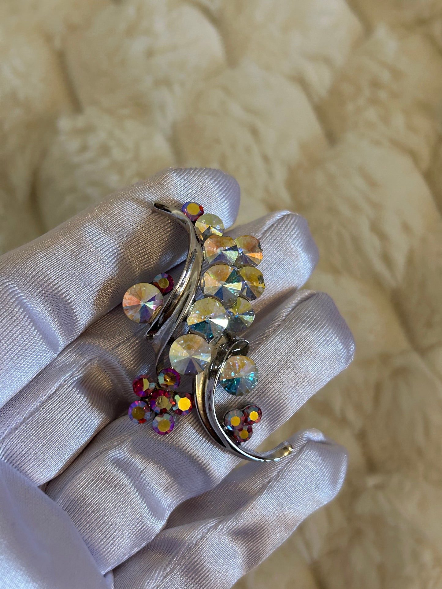 Splendide broche en fantaisie argenté et rose scintillantes