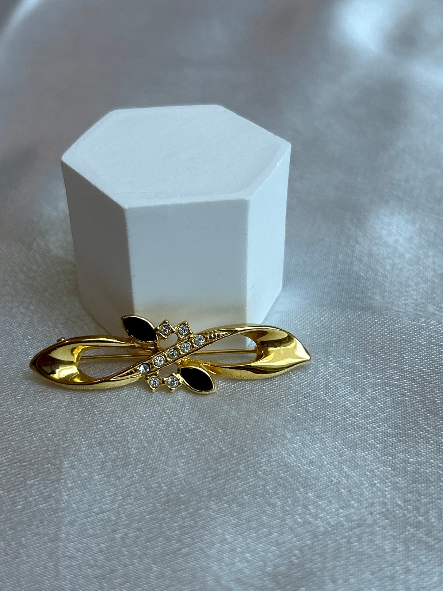 Broche vintage doré à strass et pierre noir signé D