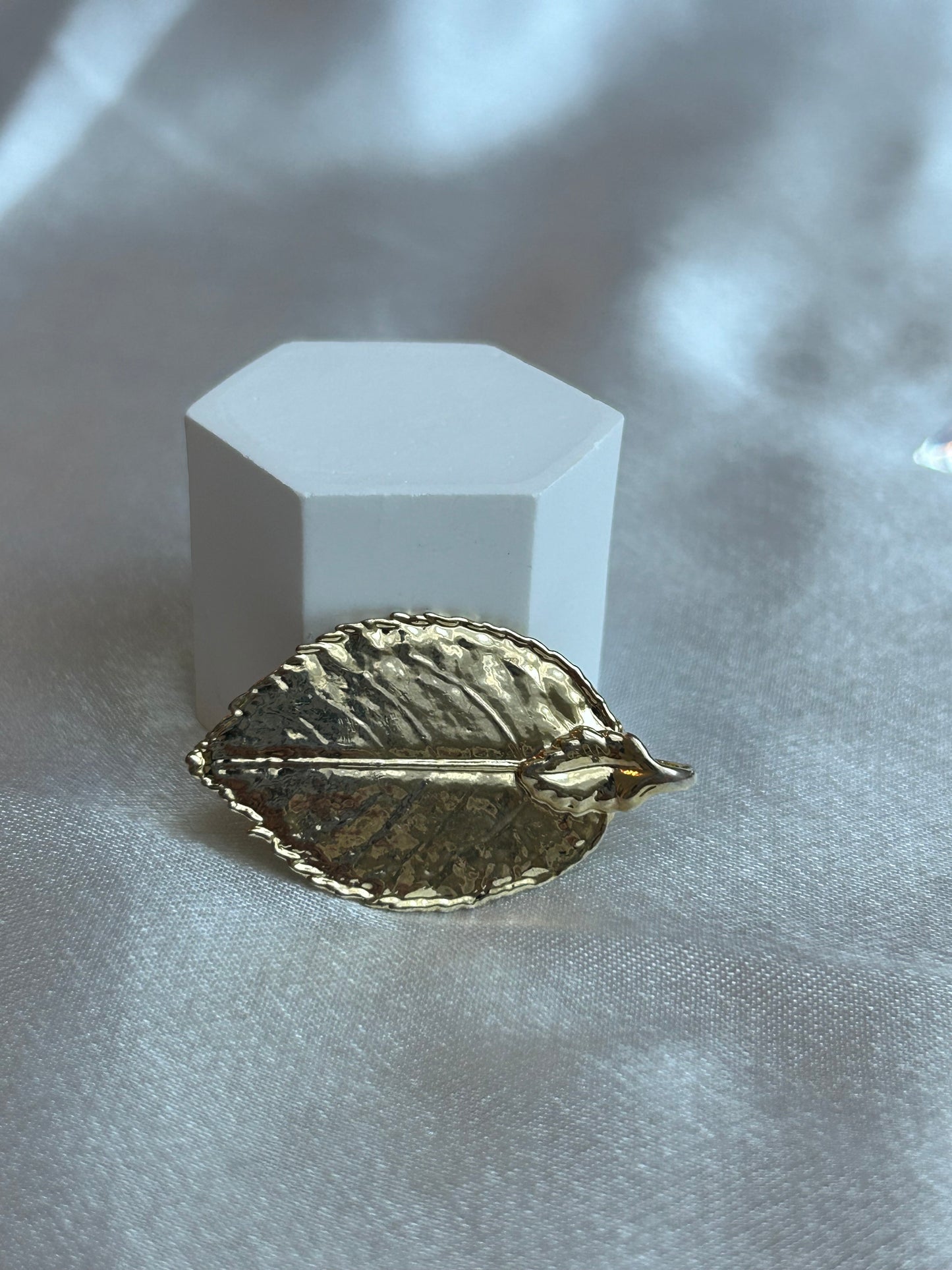 Broche vintage feuille dorée femme