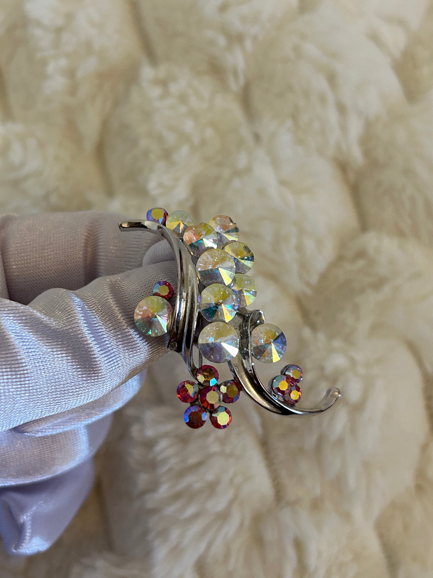 Splendide broche en fantaisie argenté et rose scintillantes