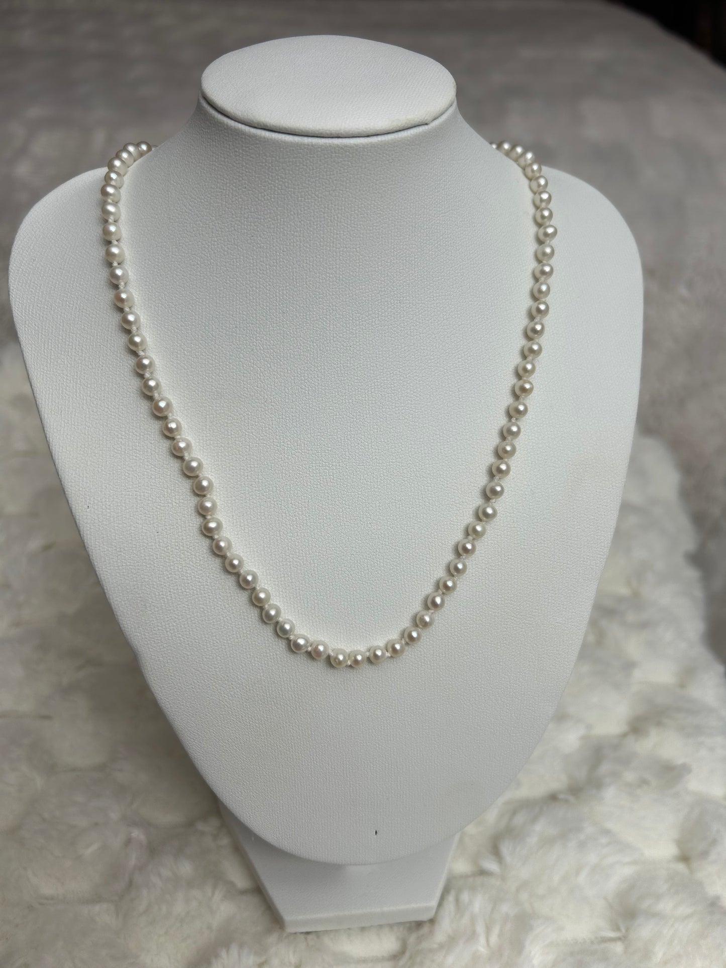 Splendide collier vintage à perle et fermoir doré fantaisie