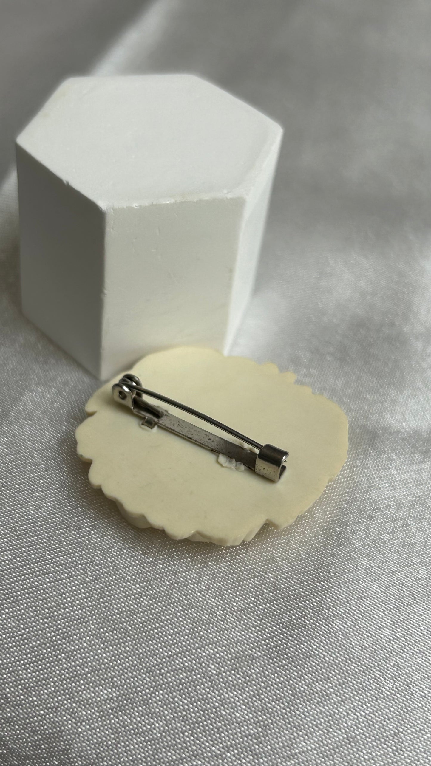 Broche vintage style Chanel rose blanche