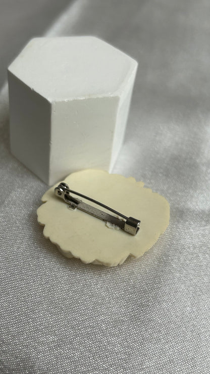 Broche vintage style Chanel rose blanche