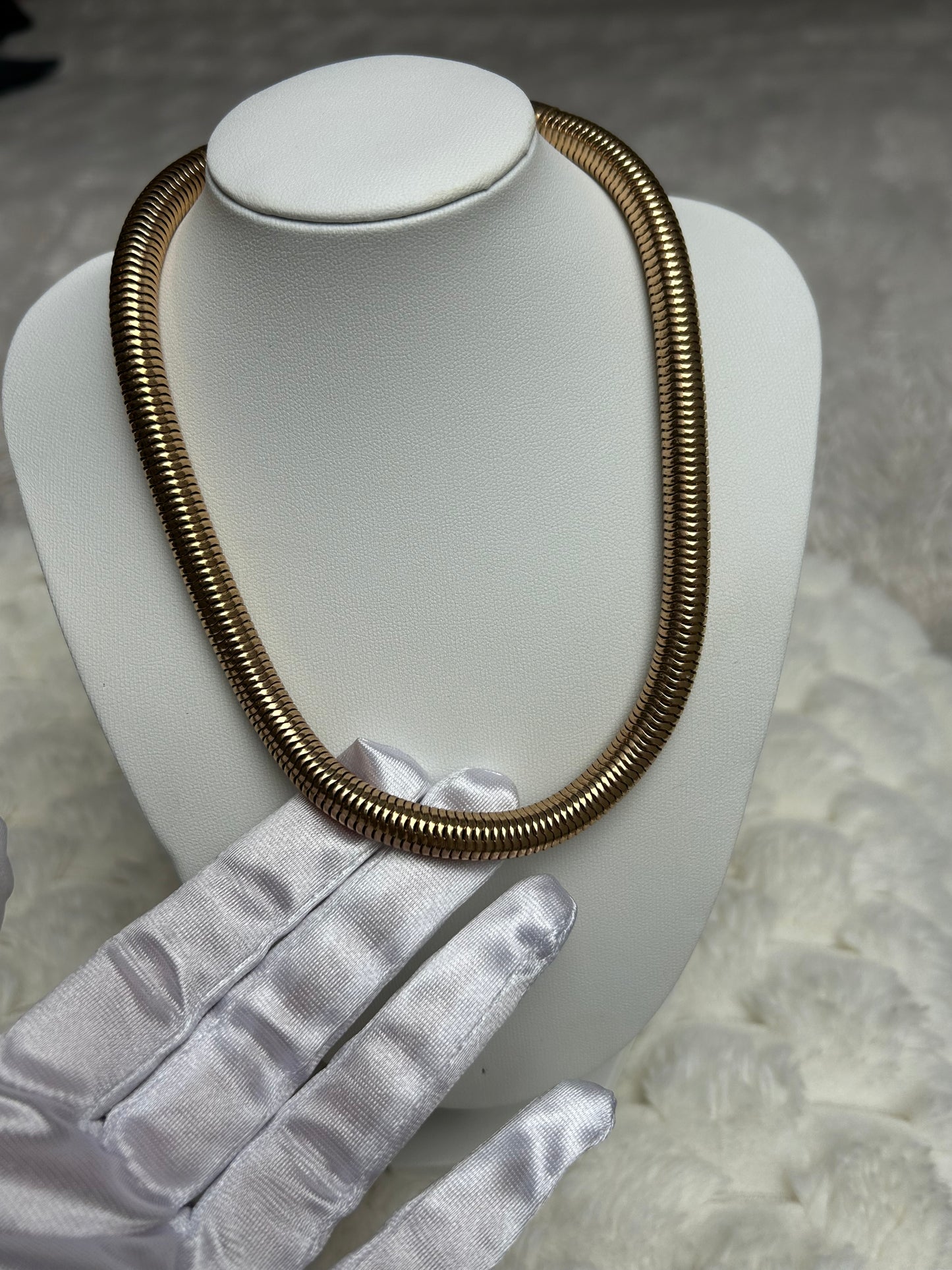 Jolie collier vintage doré ras de coup