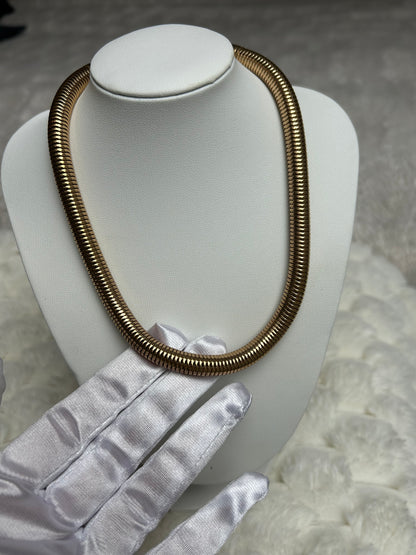 Jolie collier vintage doré ras de coup