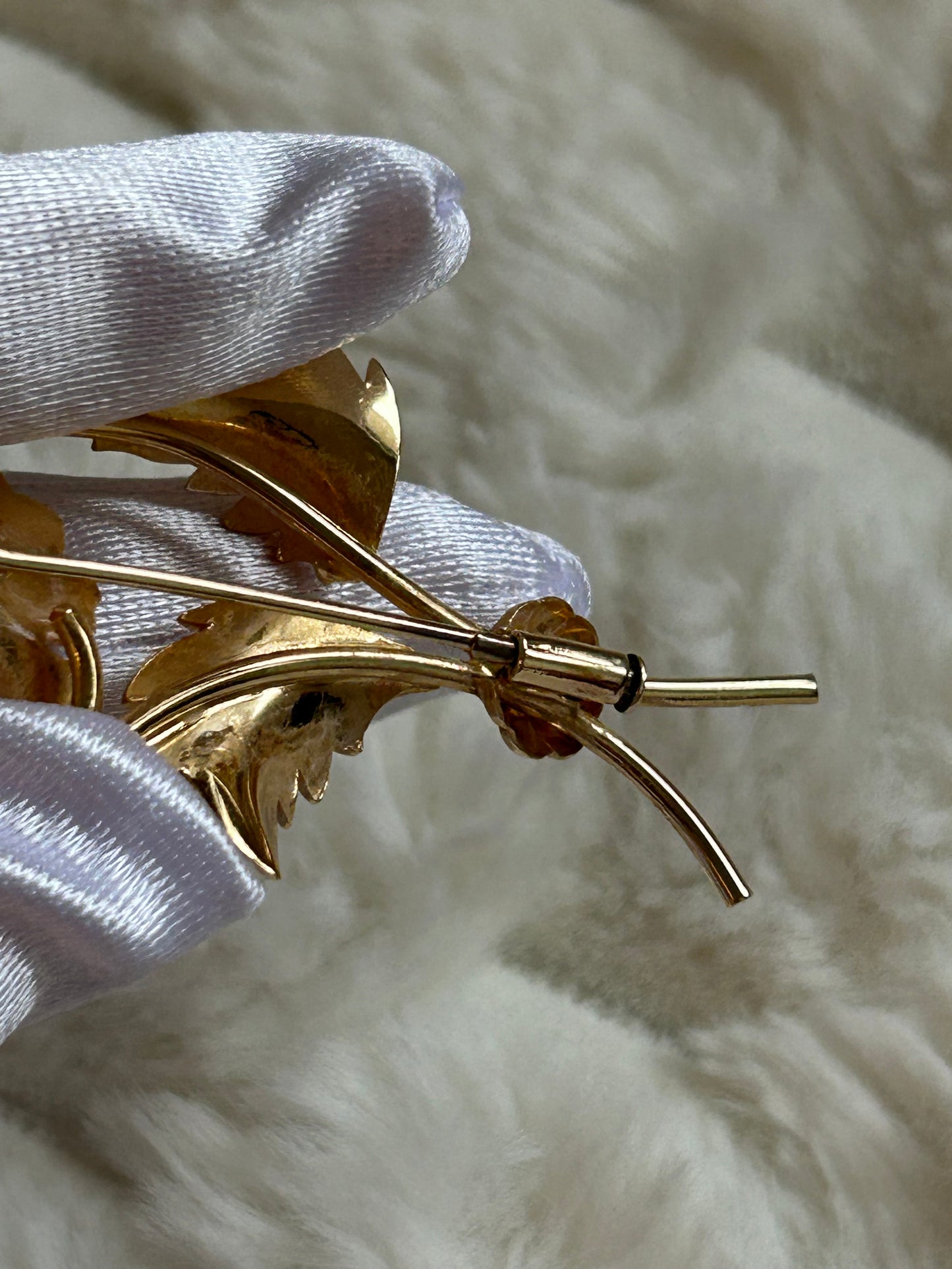 Broche doré en plaqué or modèle fleur et strass violets