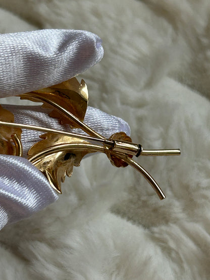 Broche doré en plaqué or modèle fleur et strass violets