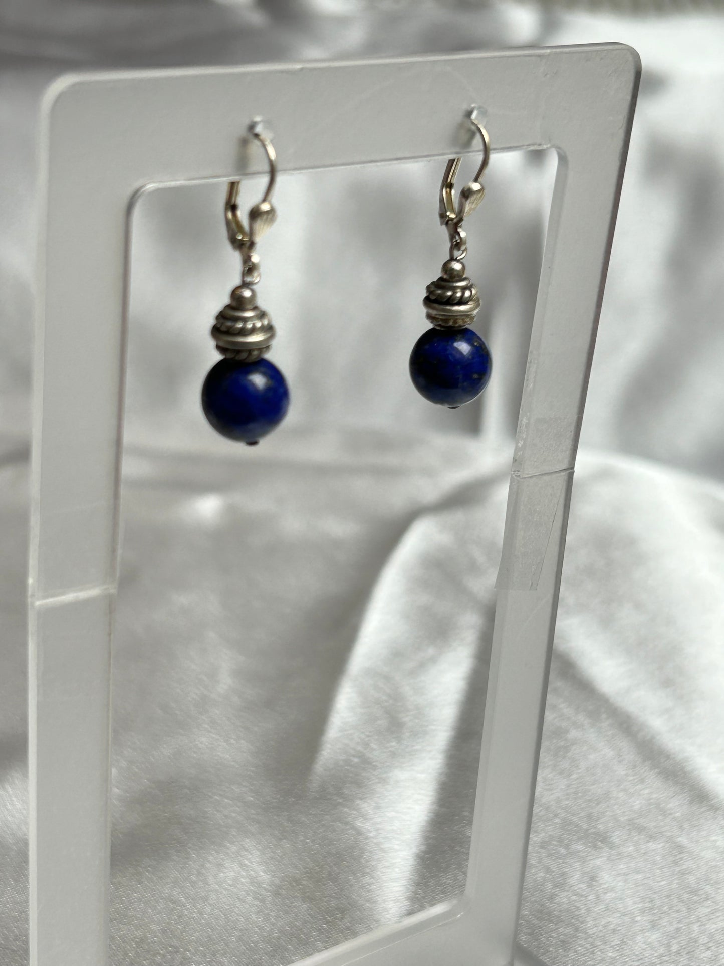 Boucles d’oreilles style dormeuses en argent et pierre bleu