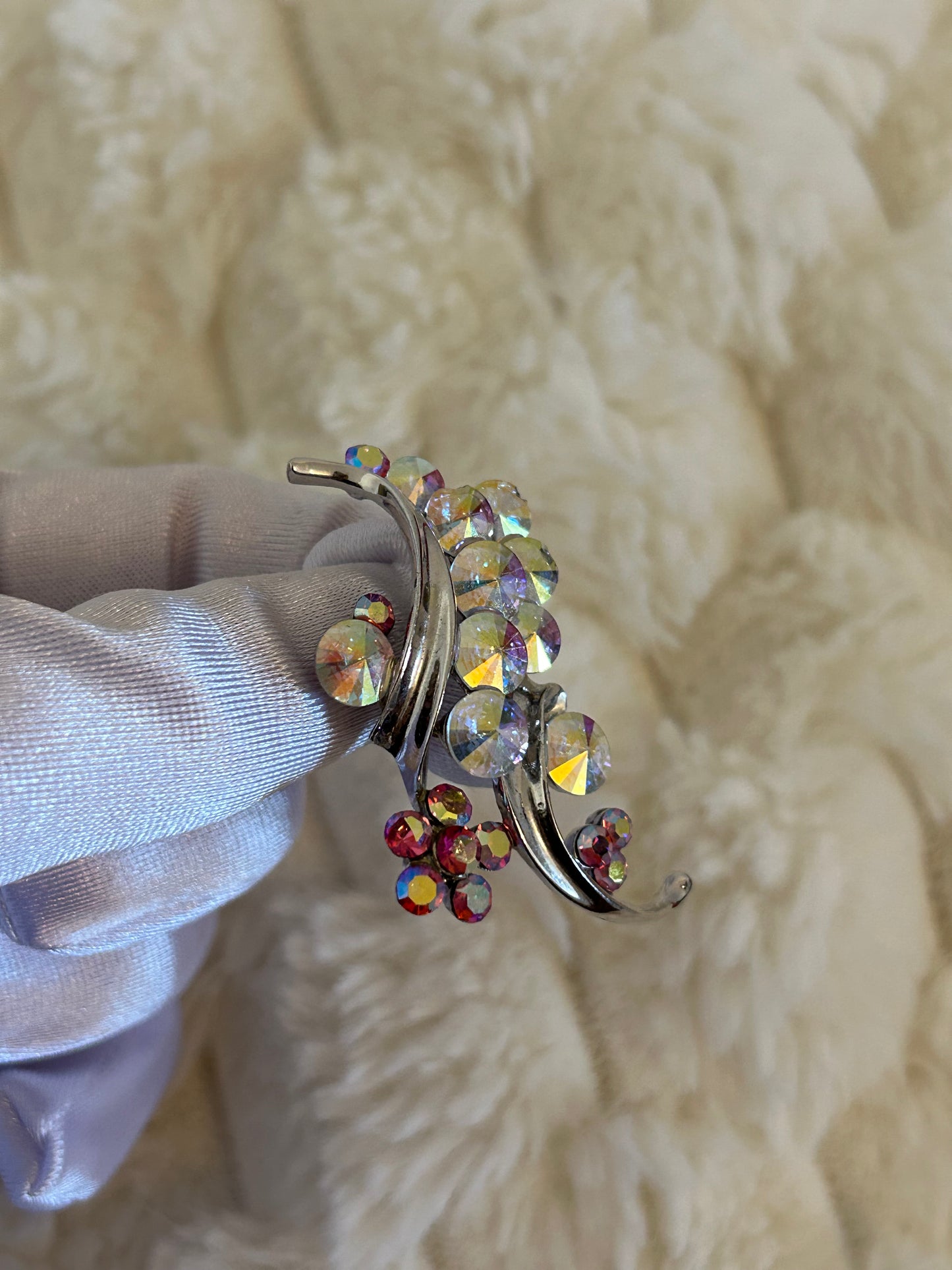 Splendide broche en fantaisie argenté et rose scintillantes