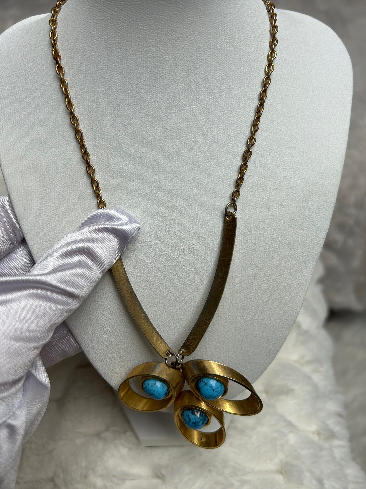 Jolie collier vintage fantaisie doré et pierre turquoise