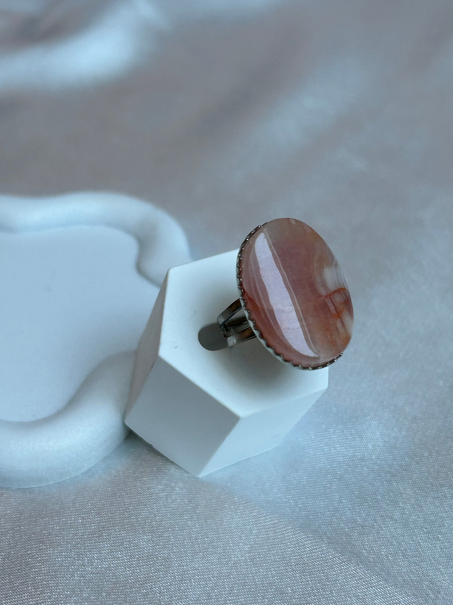 Bague vintage taille ajustable et pierre marbrée rose
