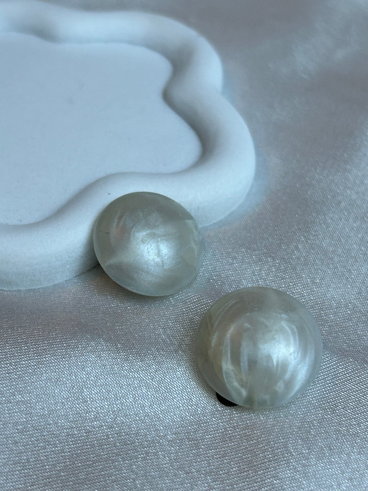 Boucles d’oreilles format puce vintage nacré