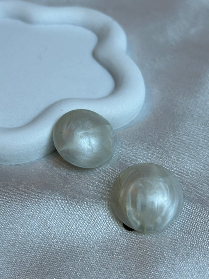 Boucles d’oreilles format puce vintage nacré