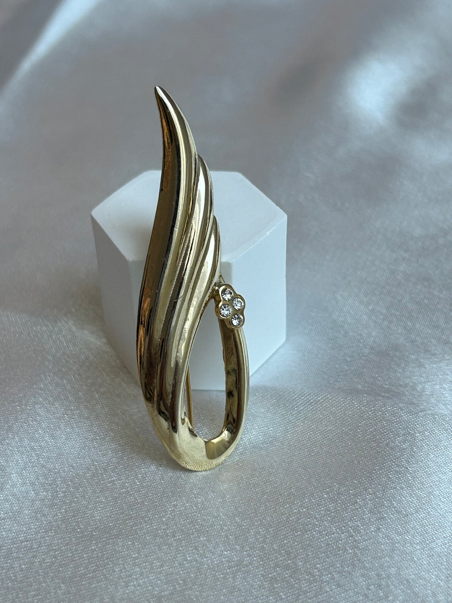 Broche vintage doré à strass goutte