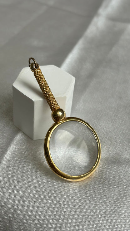 Pendentif très atypique doré loupe