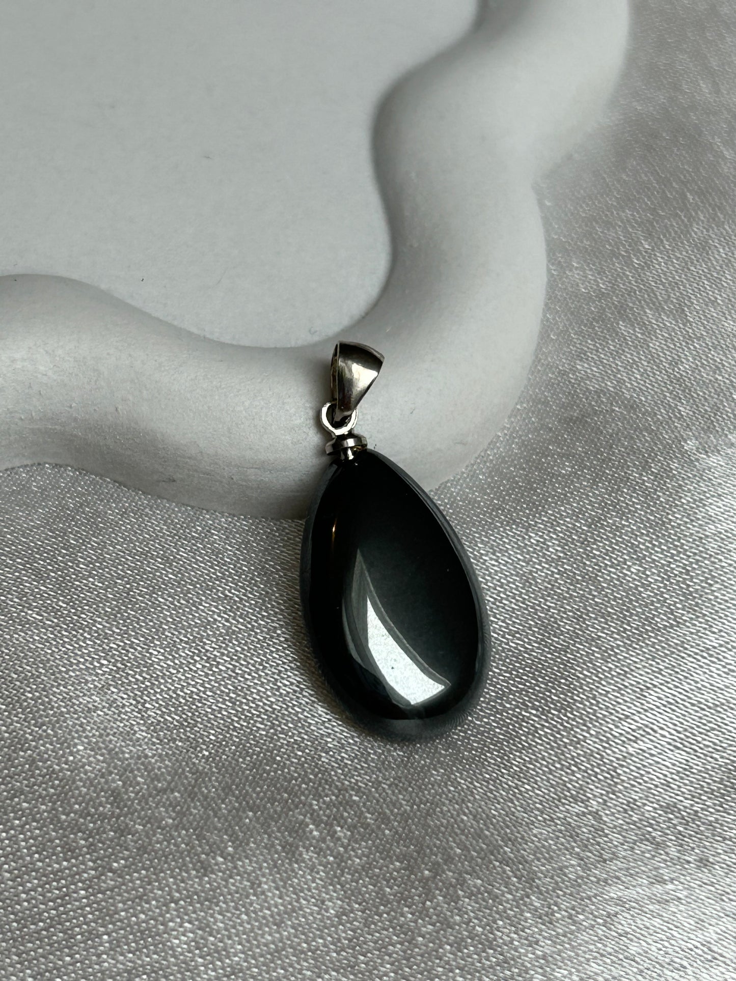 Pendentif vintage pierre grise noir et argenté