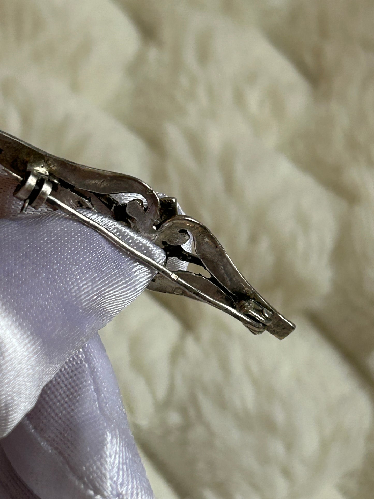 Broche en argent vintage et strass gris