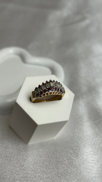 Bague vintage plaqué or et strass rouges et transparents taille 52