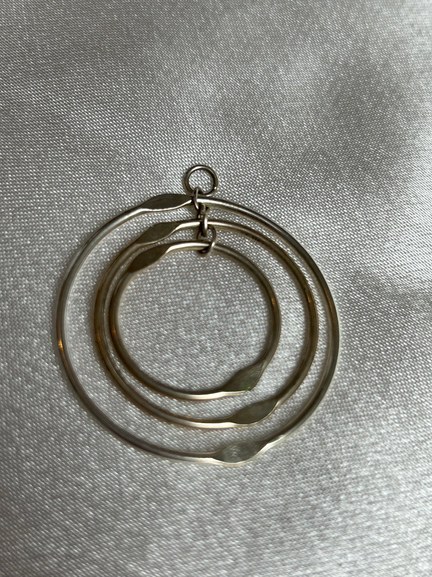 Pendentif vintage argenté 3 cercles atypique
