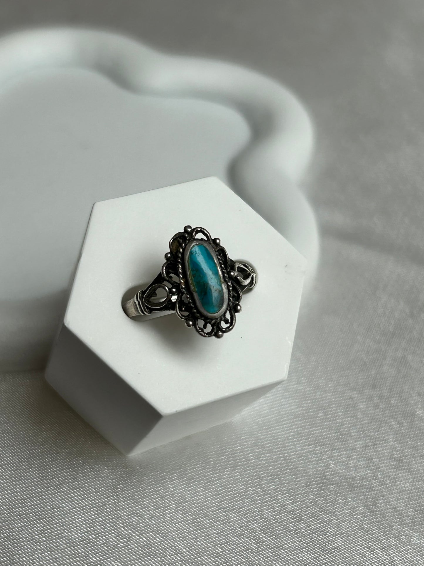 Bague vintage en argent et motifs avec pierre couleur turquoise taille 57