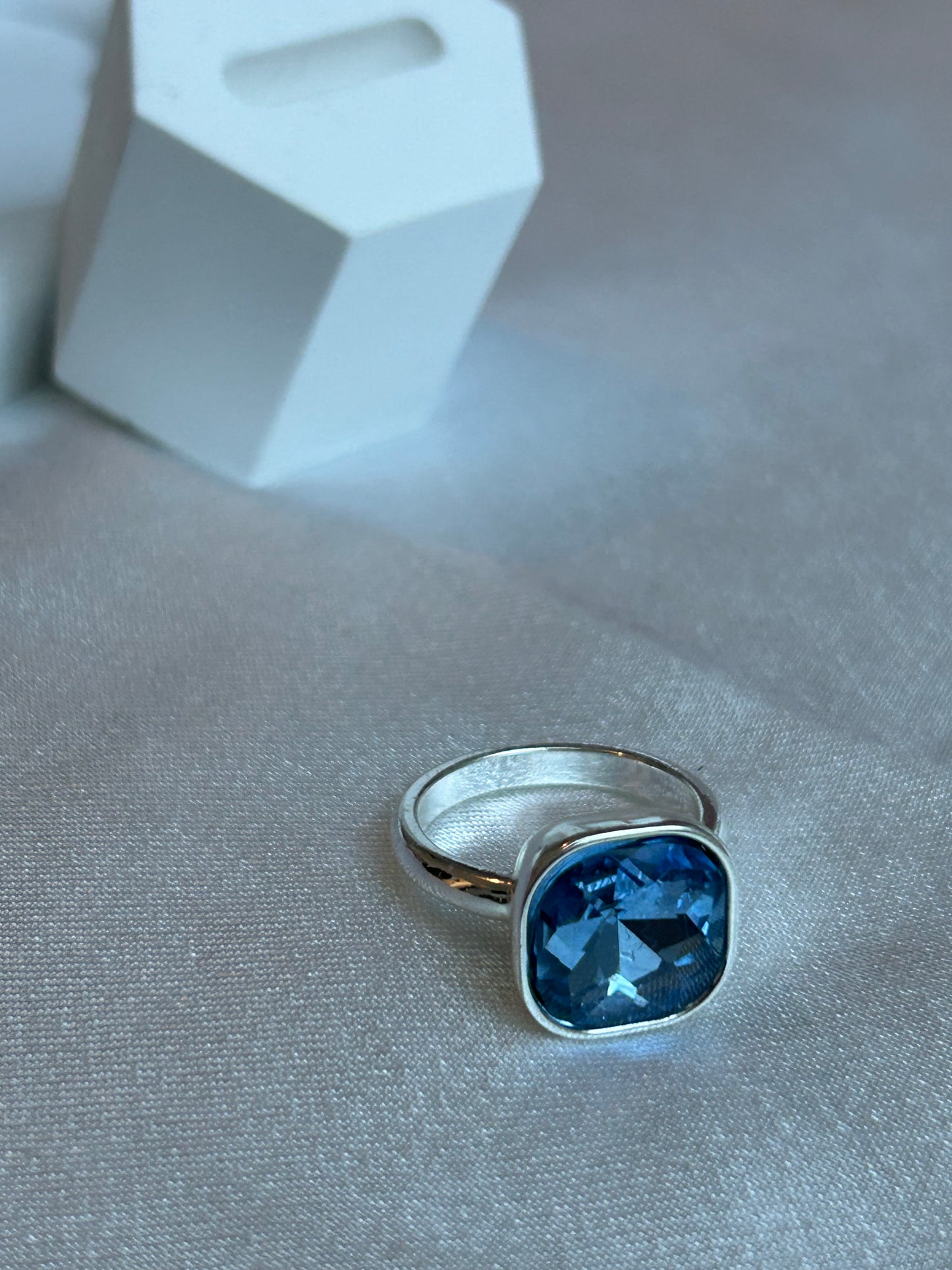 Bague de seconde main argenté et strass bleu taille 56