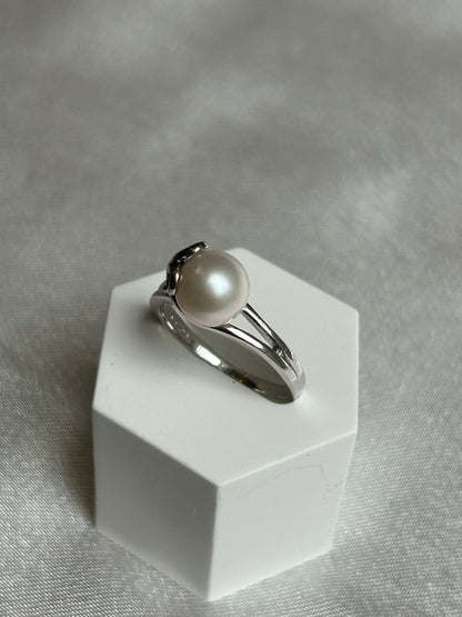 Bague en argent ornée d’une perle de culture taille 58