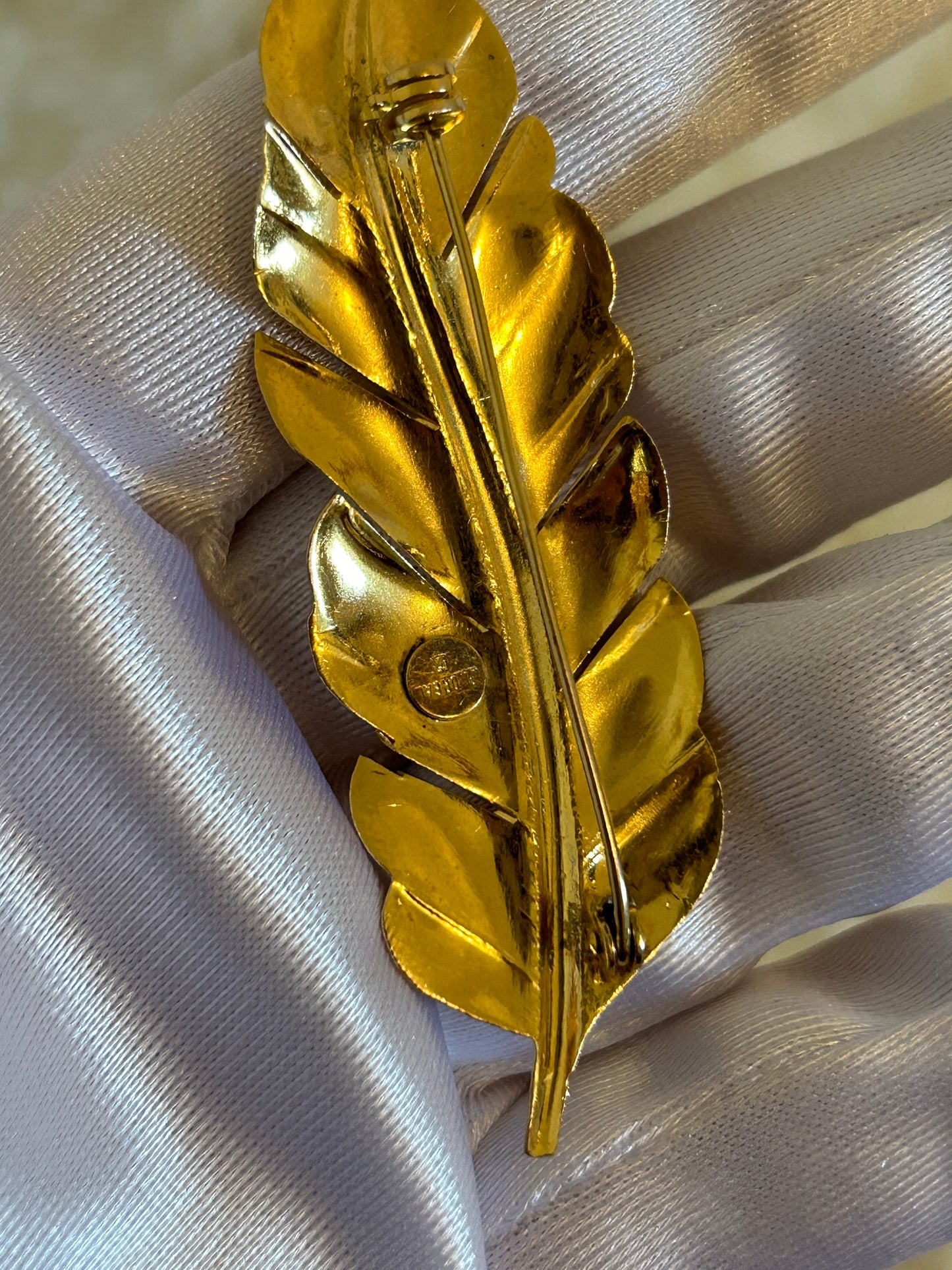 Splendide broche en plaqué or modèle feuille doré