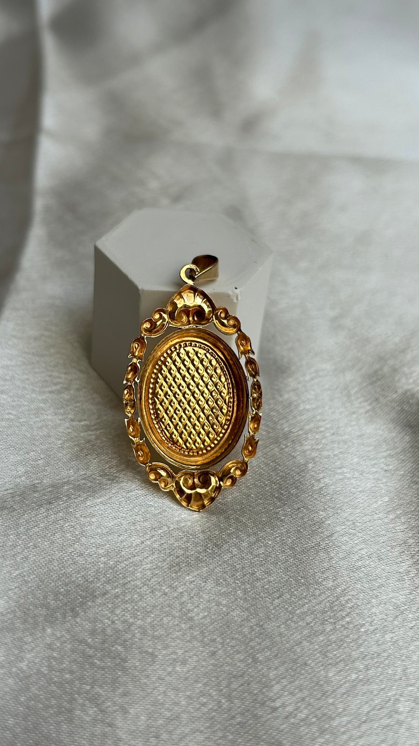 Pendentif vintage en plaqué or art déco