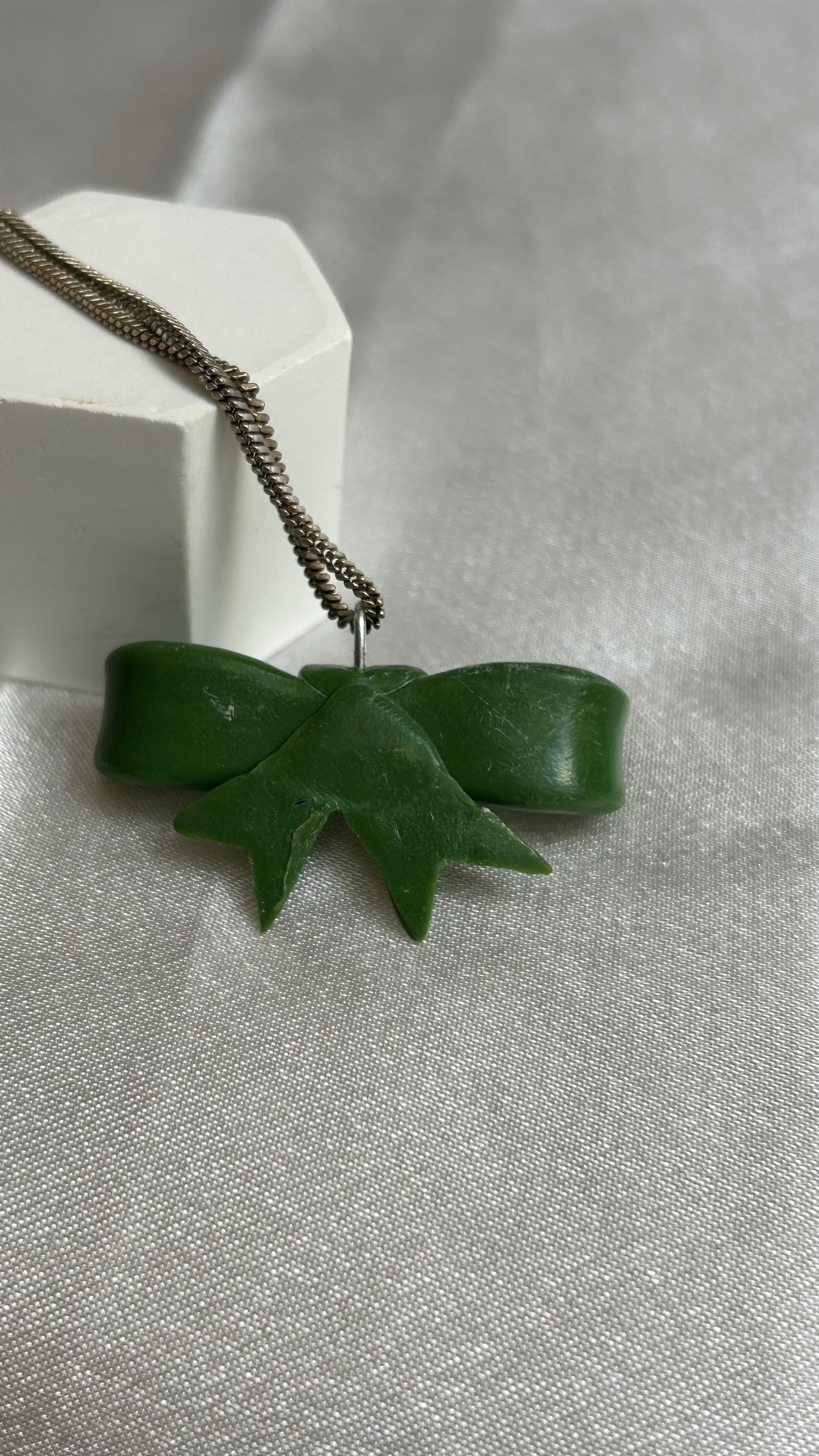 Pendentif vintage noeud vert et argenté