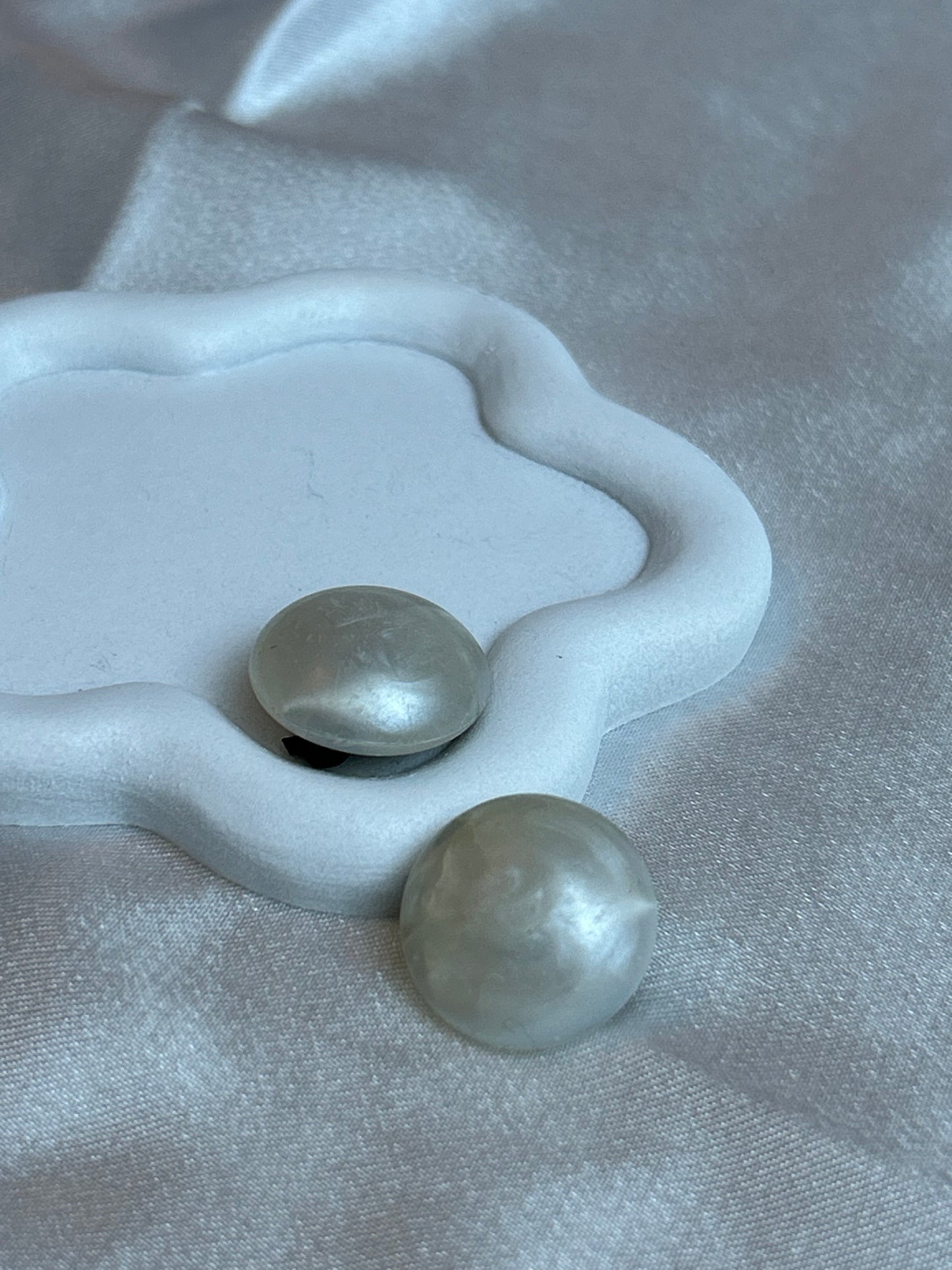 Boucles d’oreilles format puce vintage nacré