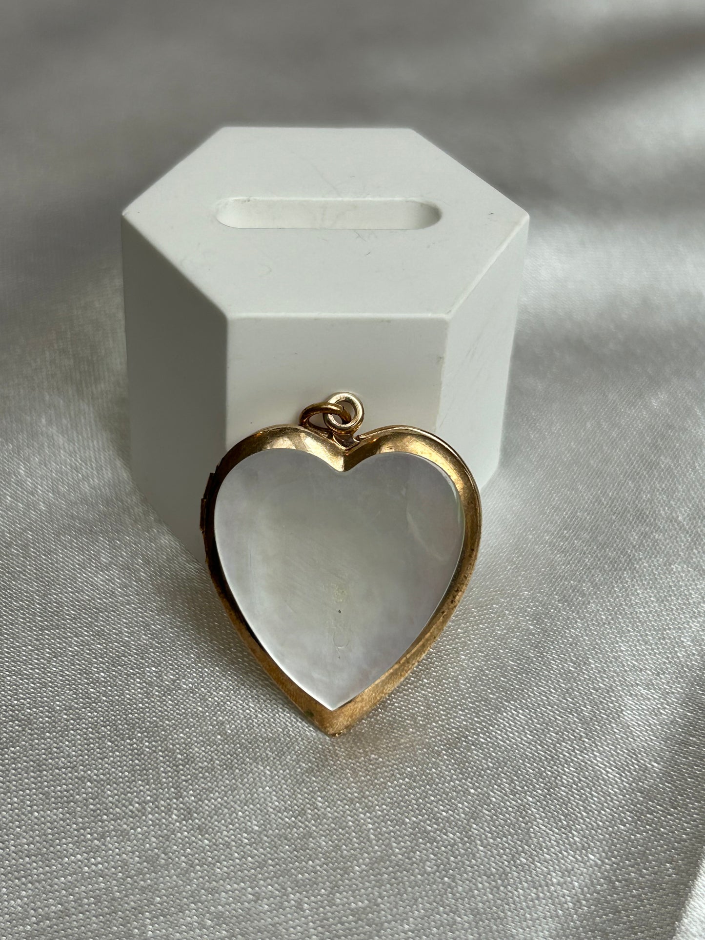 Pendentif vintage doré et nacré modèle cœur qui s’ouvre