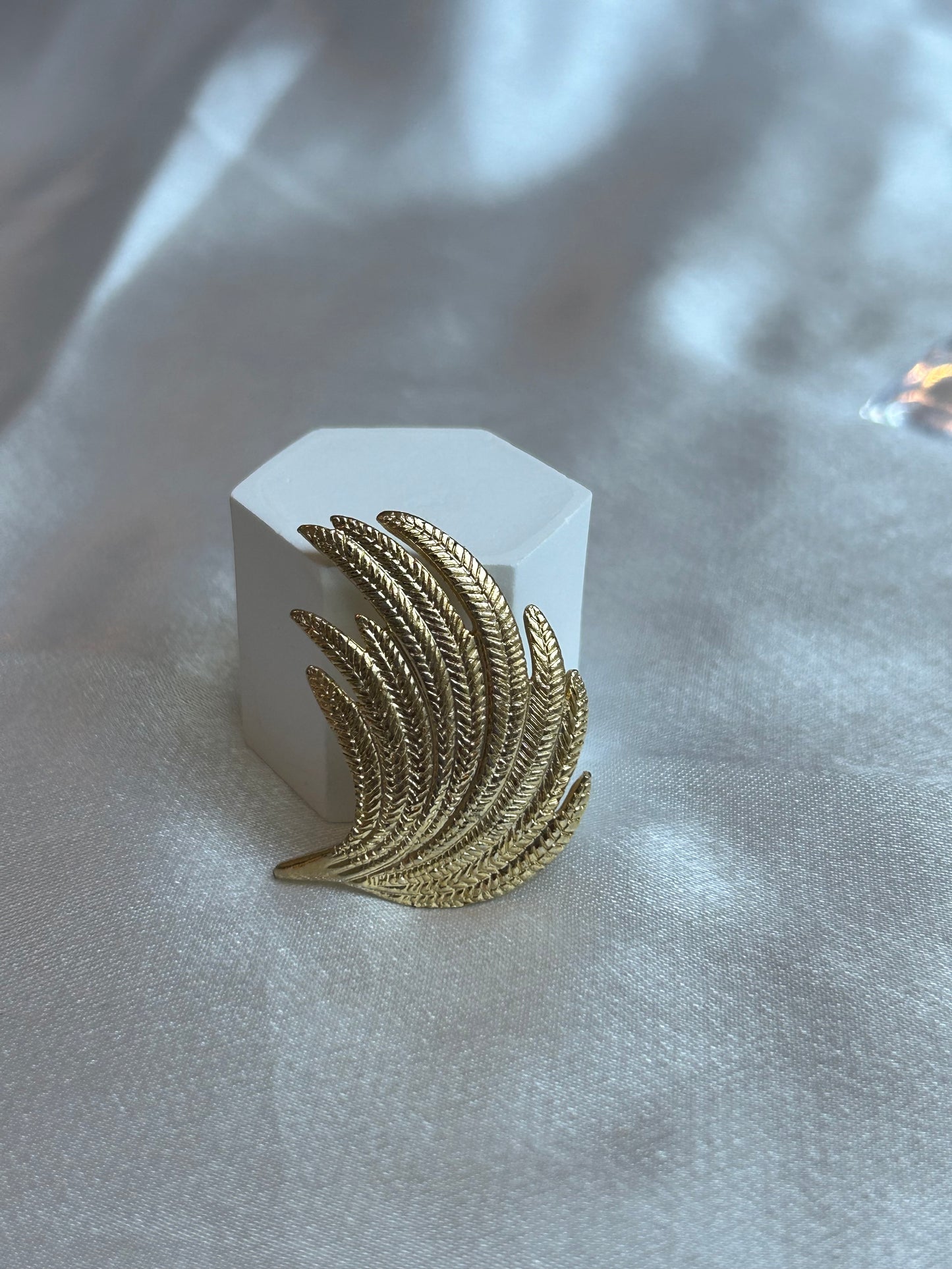 Broche vintage modèle feuille doré signée D