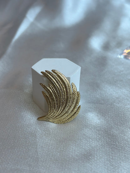 Broche vintage modèle feuille doré signée D