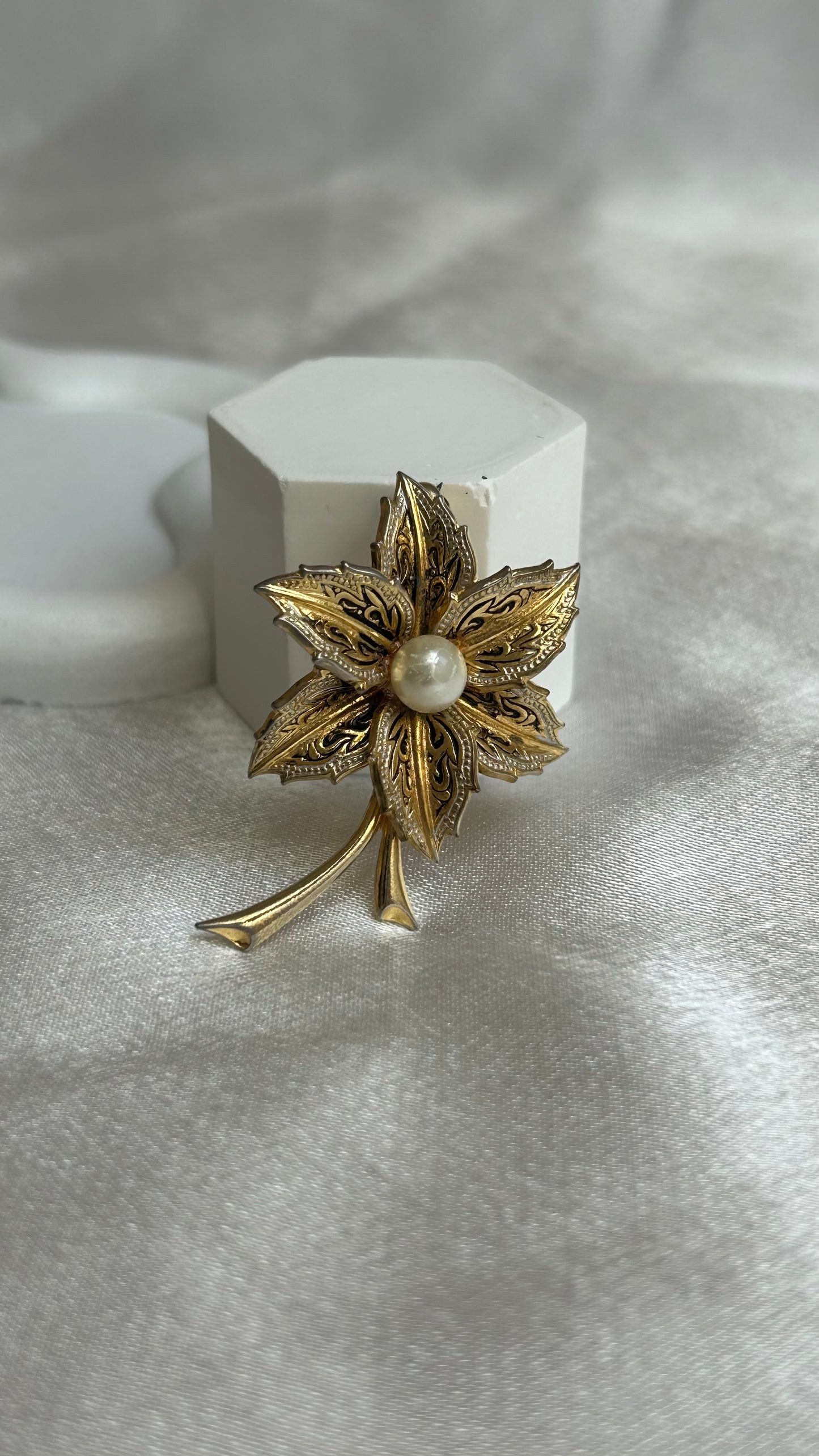 Broche vintage or de Tolède et perle
