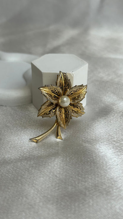 Broche vintage or de Tolède et perle