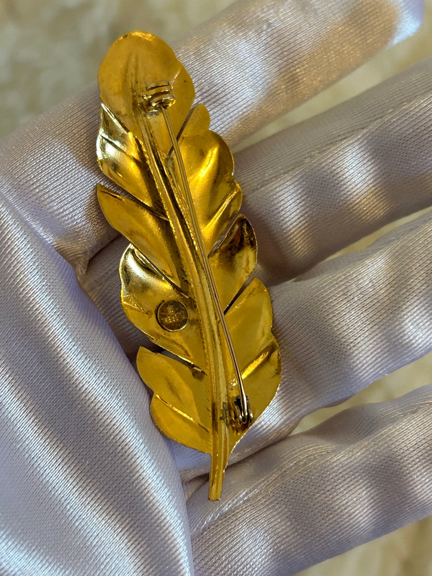 Splendide broche en plaqué or modèle feuille doré