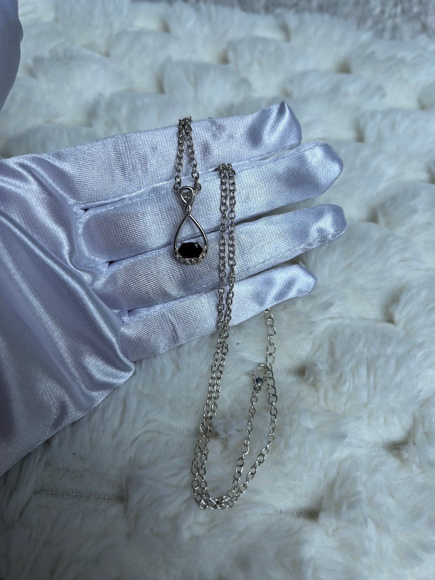 Jolie collier argenté avec pendentif goutte strass argenté