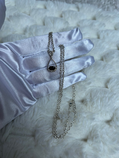 Jolie collier argenté avec pendentif goutte strass argenté