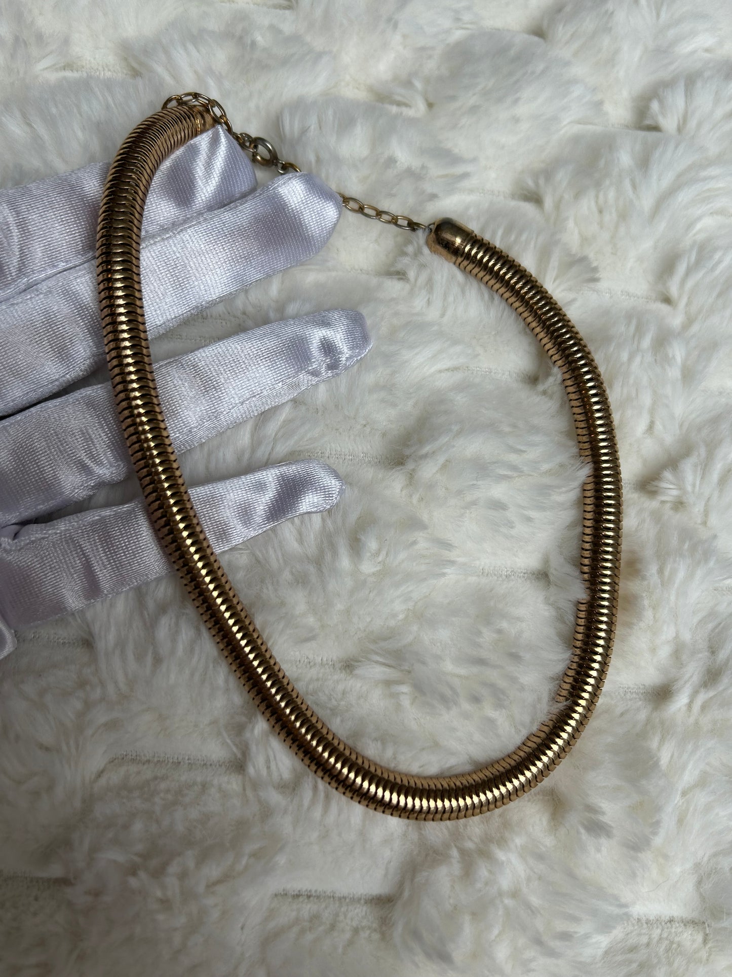 Jolie collier vintage doré ras de coup