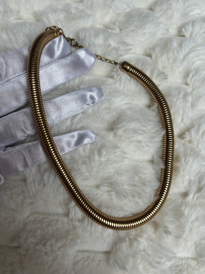 Jolie collier vintage doré ras de coup