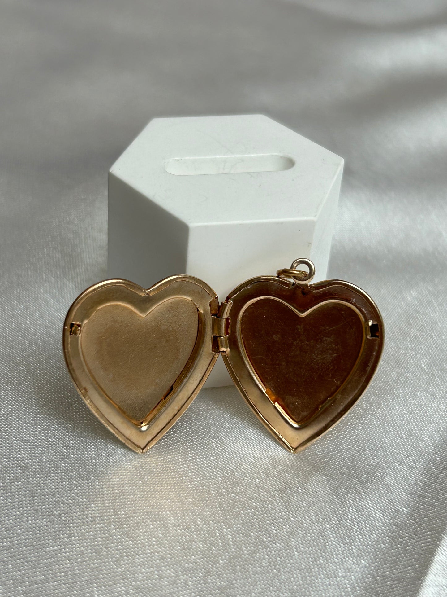 Pendentif vintage doré et nacré modèle cœur qui s’ouvre