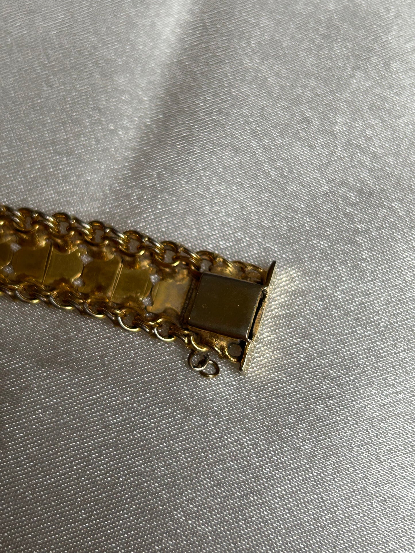 Bracelet vintage plaqué or femme ciselé