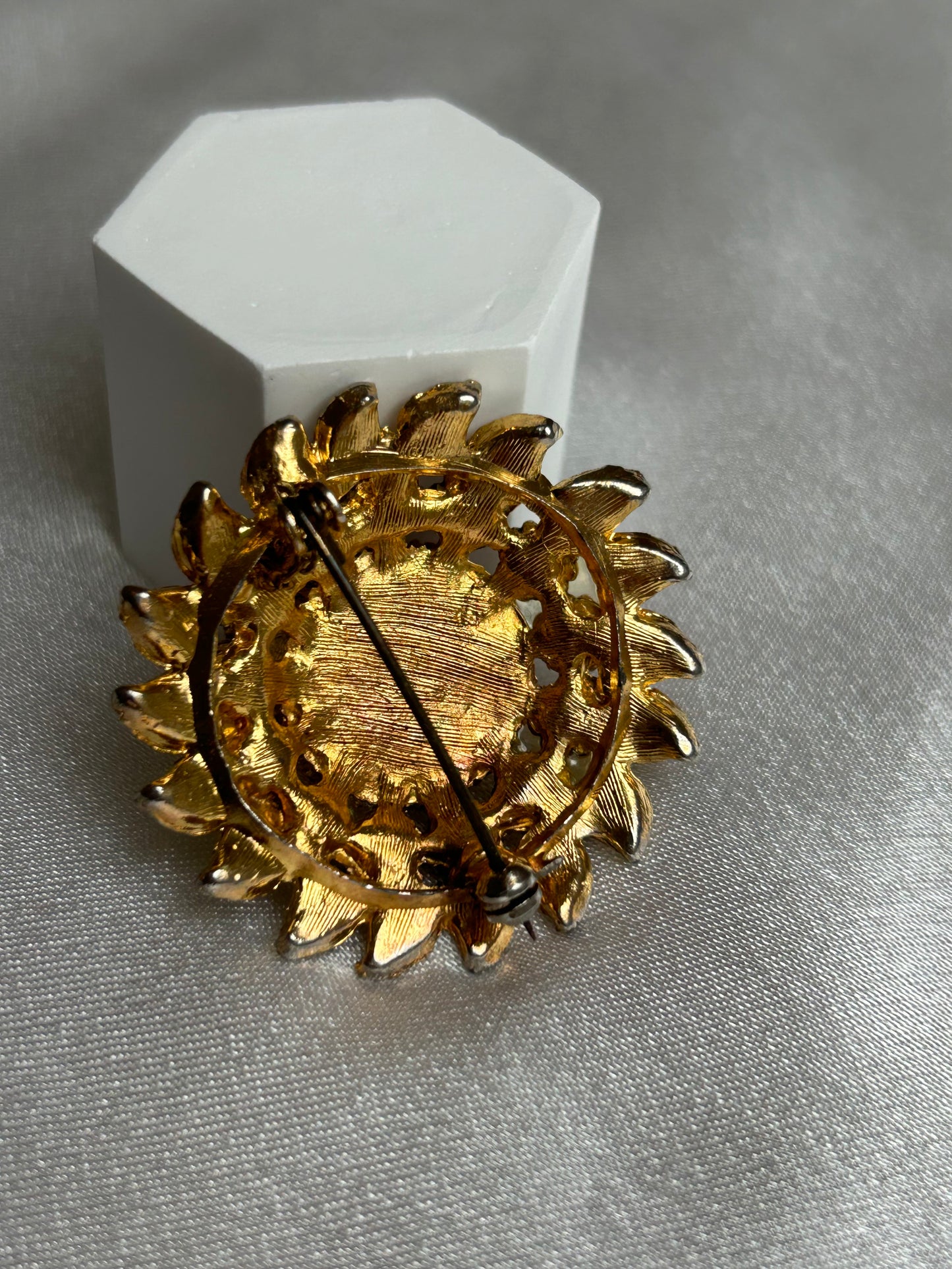 Broche vintage doré et strass style soleil fleur