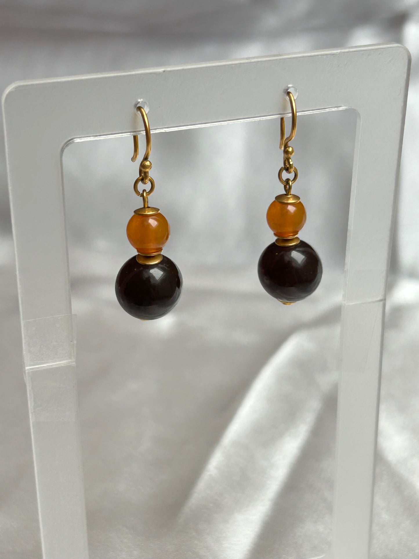 Boucles d’oreilles plaqué or style dormeuse et perles brunes