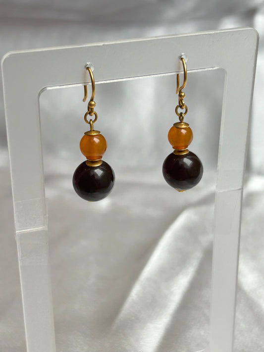 Boucles d’oreilles plaqué or style dormeuse et perles brunes