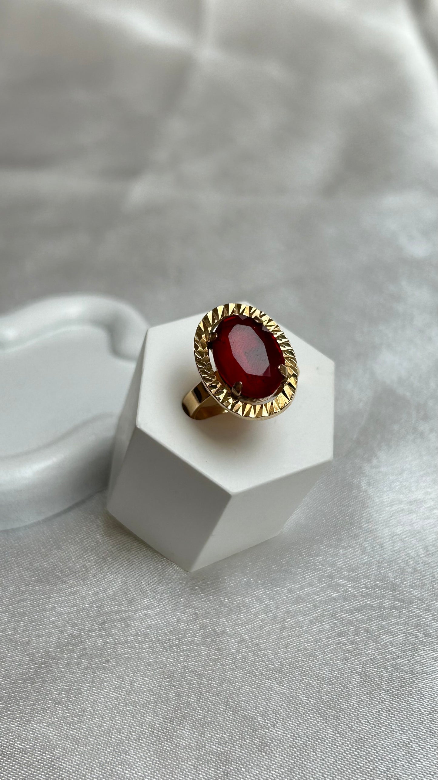 Bague vintage et grosse pierre ovale rouge taille 54