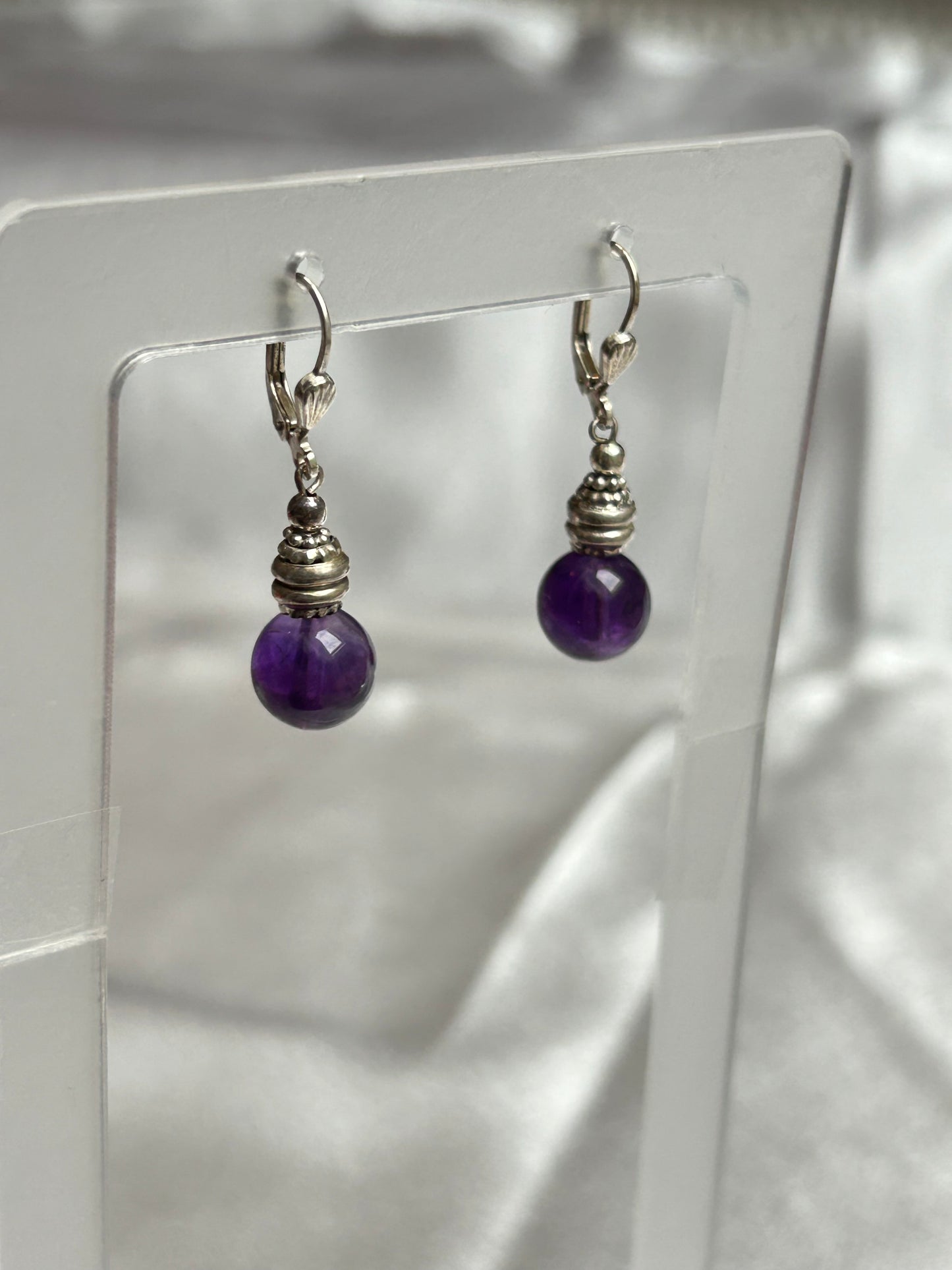 Boucles d’oreilles pendantes style dormeuse en argent et pierre violettes