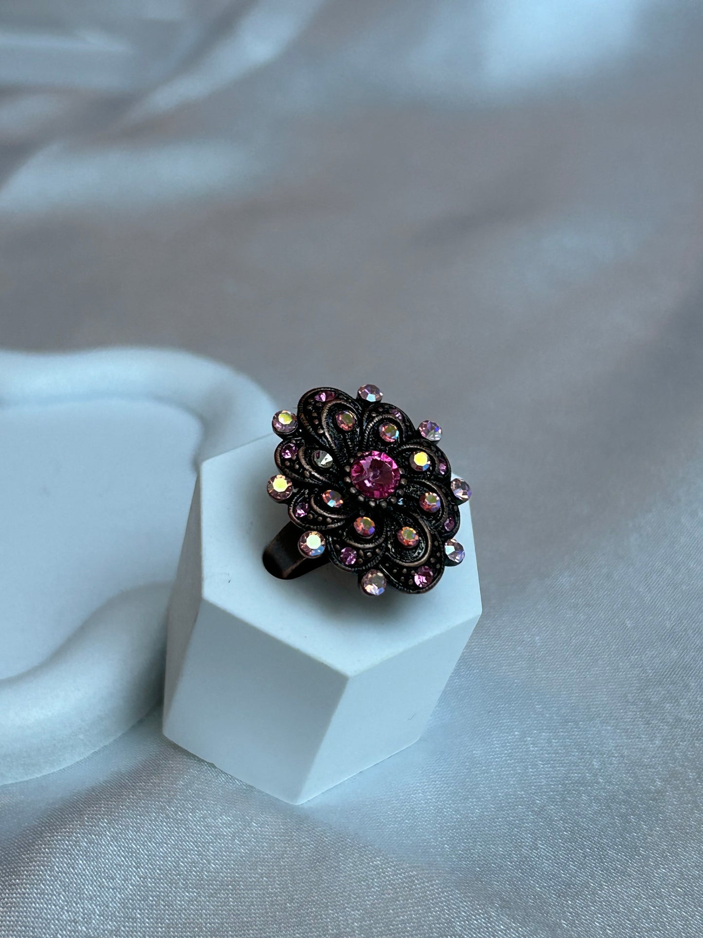 Bague ajustable vintage noir rose et strass