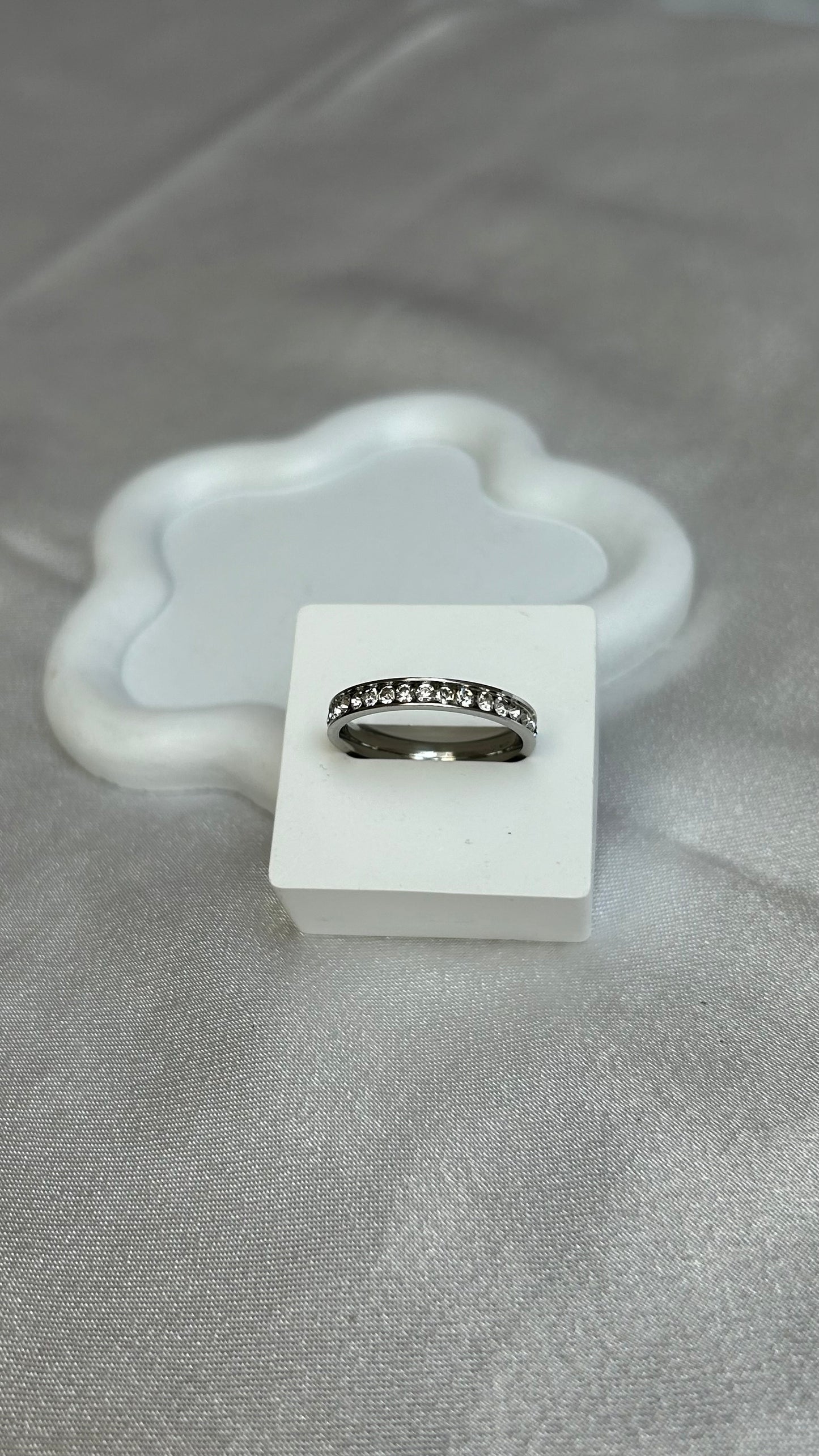 Bague vintage argenté et strass style alliance taille 58